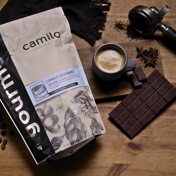 Kit Café Camilo Gourmet: 3 Pacotes de 1Kg EM GRÃOS 100% Arábica + Porta Filtro Camilo